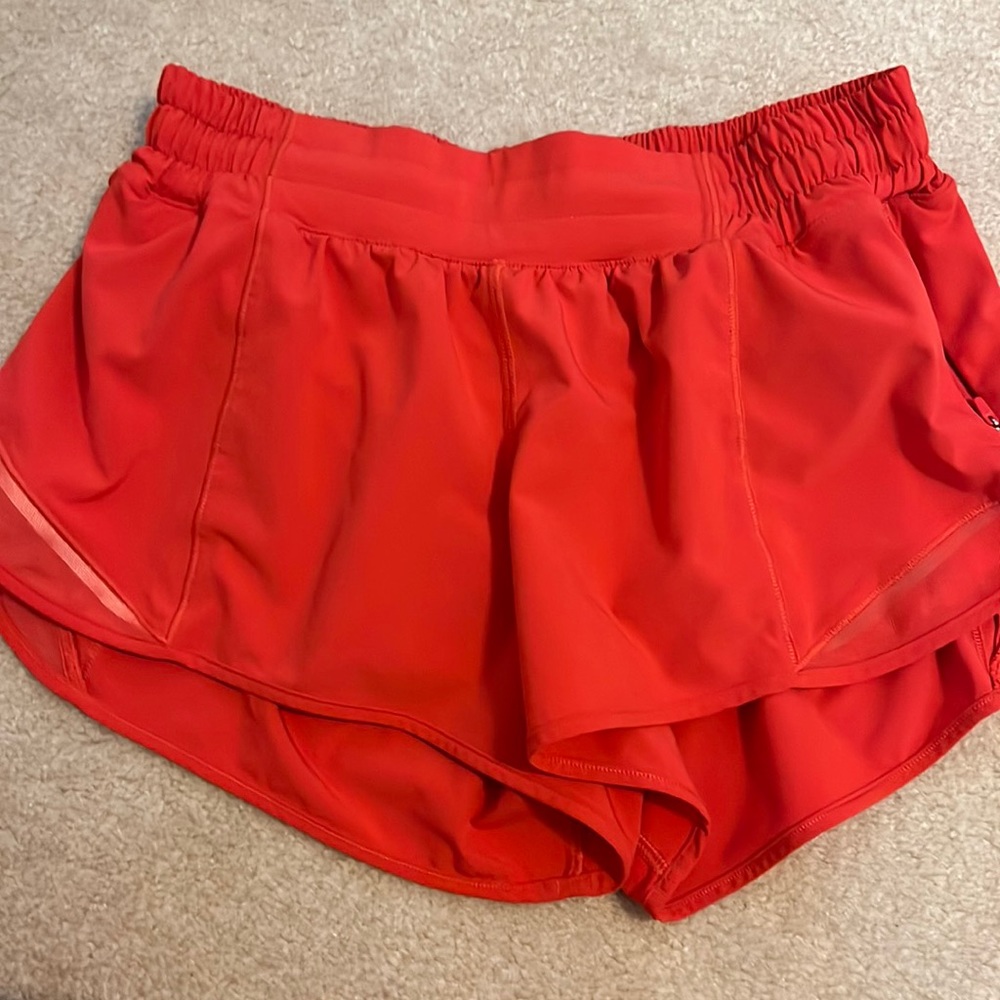Lululemon hotty hot low rise lined short 2.5”, size 6
